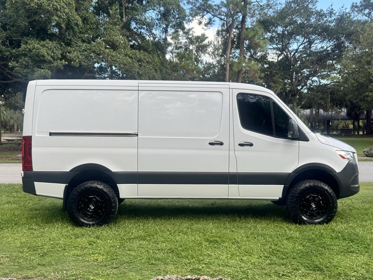 Freightliner Sprinter Cargo Van 2500 Standard Roof V6 144" 4WD 2019