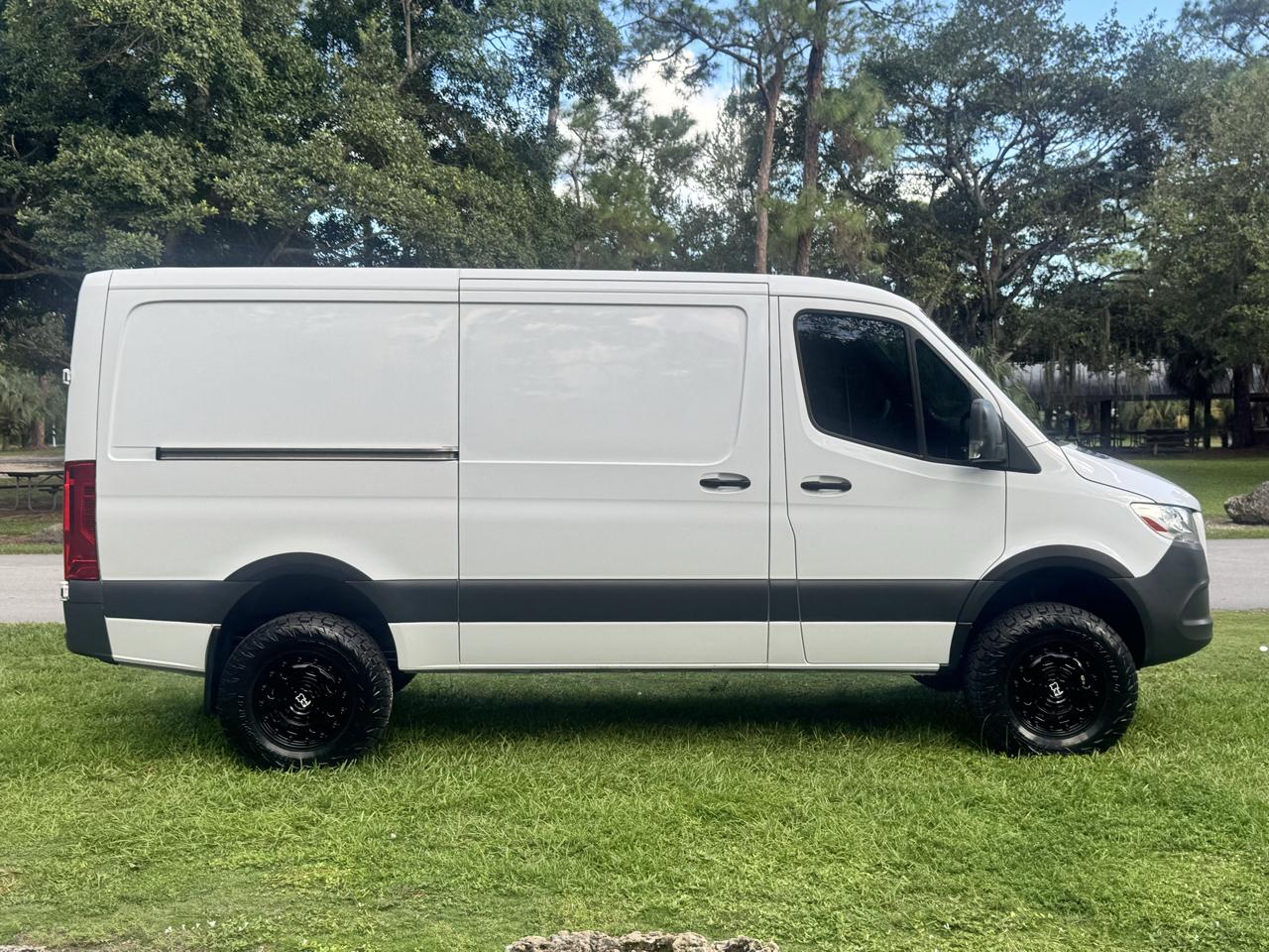 Freightliner Sprinter Cargo Van 2500 Standard Roof V6 144" 4WD 2019