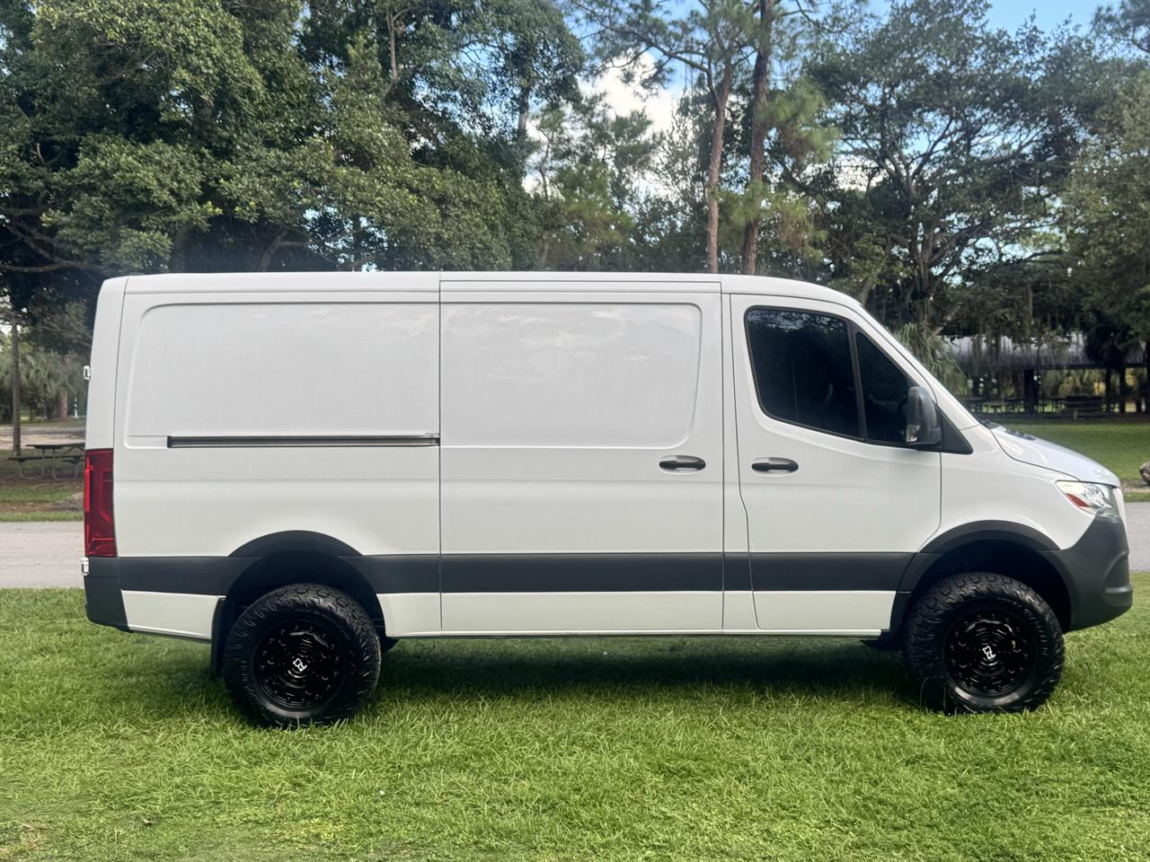 Freightliner Sprinter Cargo Van 2500 Standard Roof V6 144" 4WD 2019