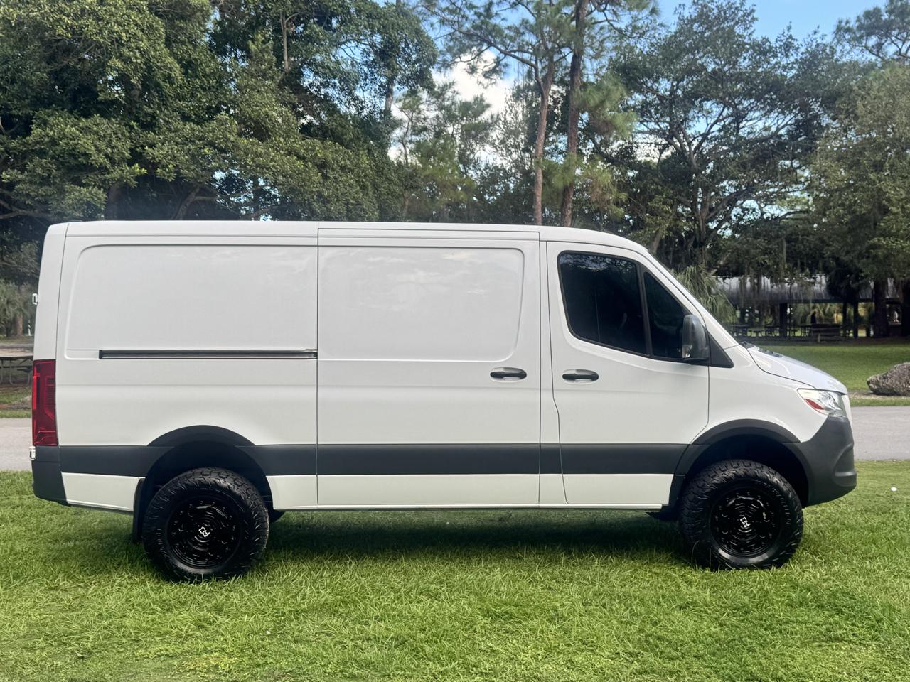 Freightliner Sprinter Cargo Van 2500 Standard Roof V6 144" 4WD 2019