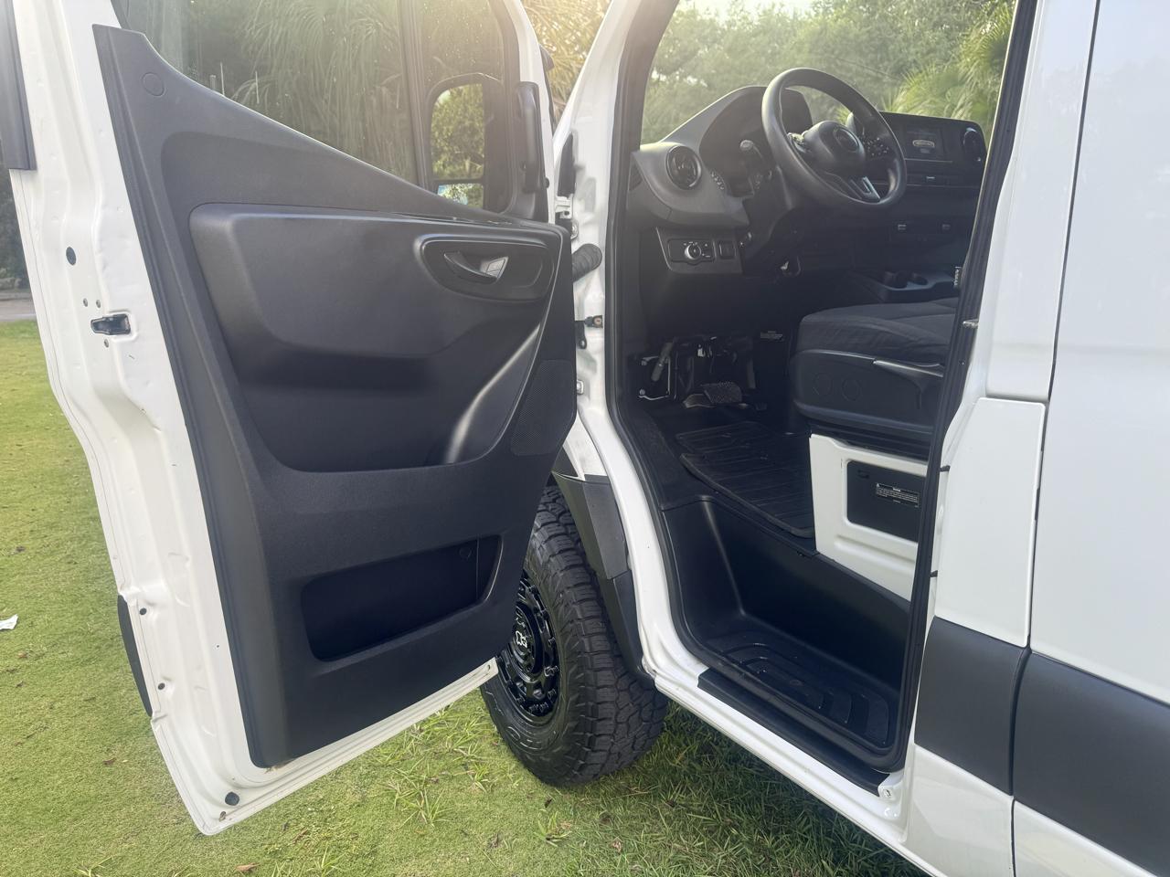 Freightliner Sprinter Cargo Van 2500 Standard Roof V6 144" 4WD 2019