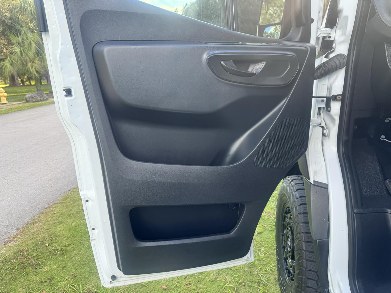 Freightliner Sprinter Cargo Van 2500 Standard Roof V6 144" 4WD 2019