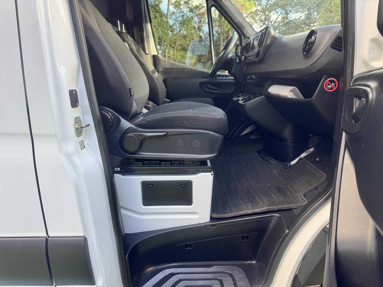Freightliner Sprinter Cargo Van 2500 Standard Roof V6 144" 4WD 2019