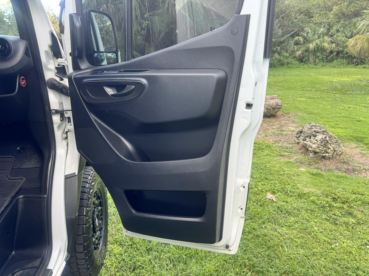 Freightliner Sprinter Cargo Van 2500 Standard Roof V6 144" 4WD 2019