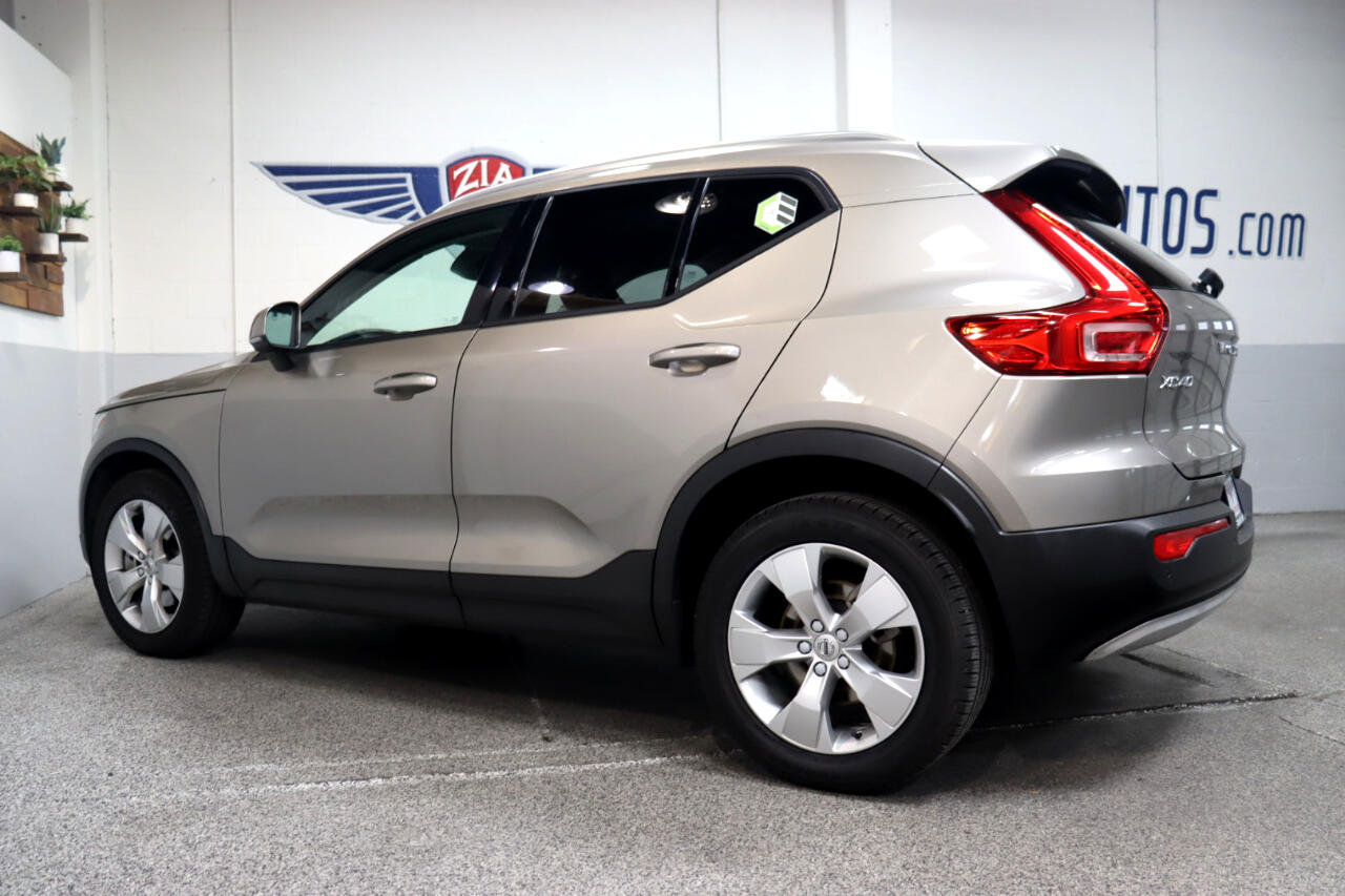 2022 Volvo XC40 Momentum photo 2