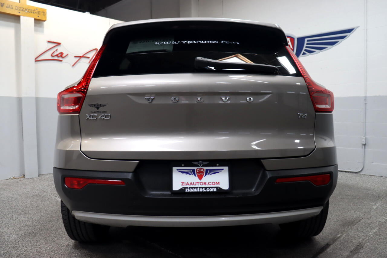 2022 Volvo XC40 Momentum photo 3