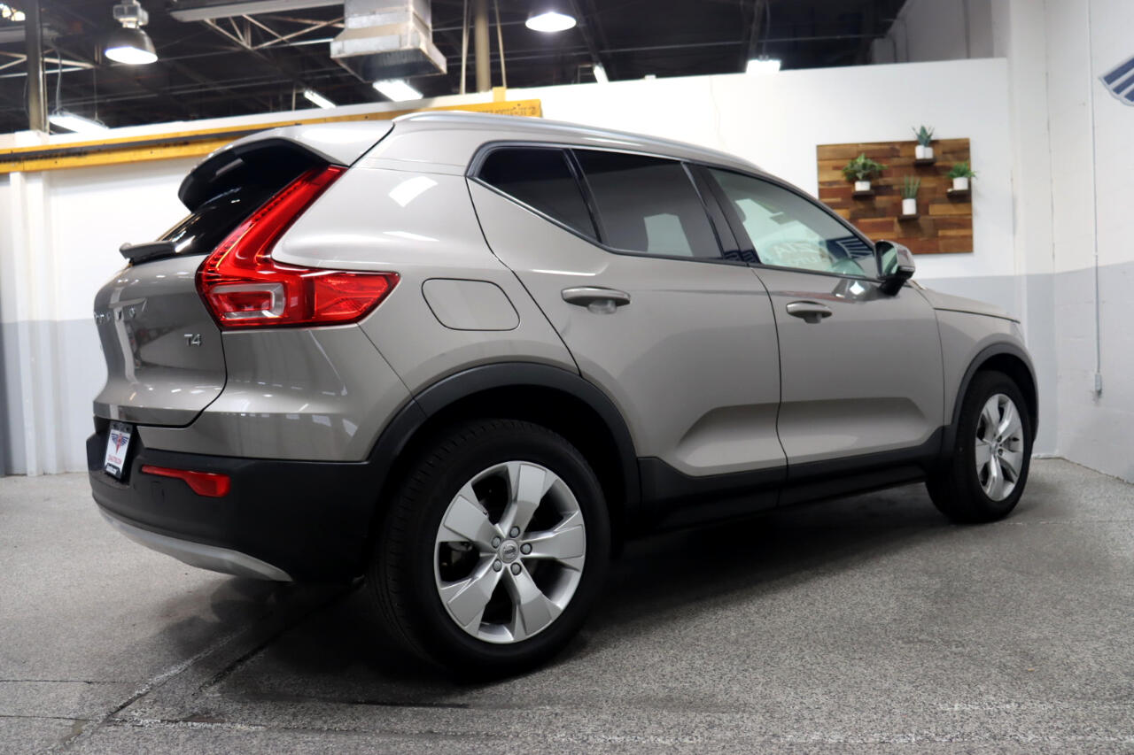 2022 Volvo XC40 Momentum photo 4