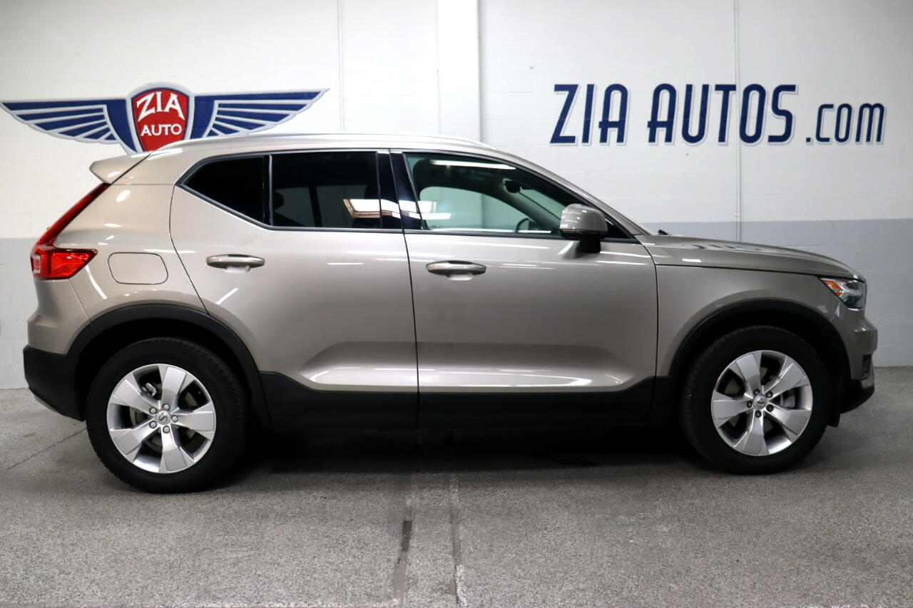 2022 Volvo XC40 Momentum photo 5