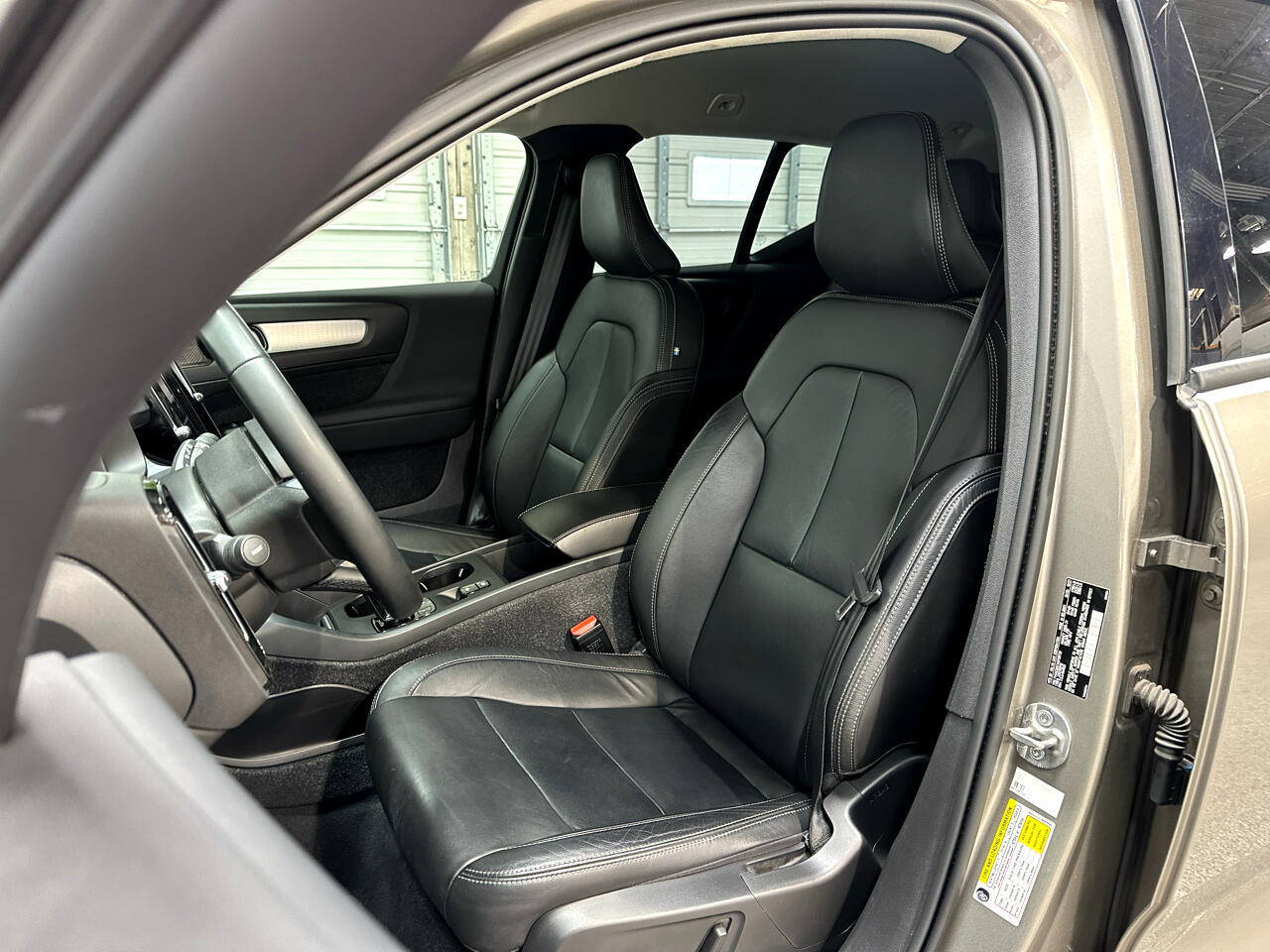 2022 Volvo XC40 Momentum photo 8