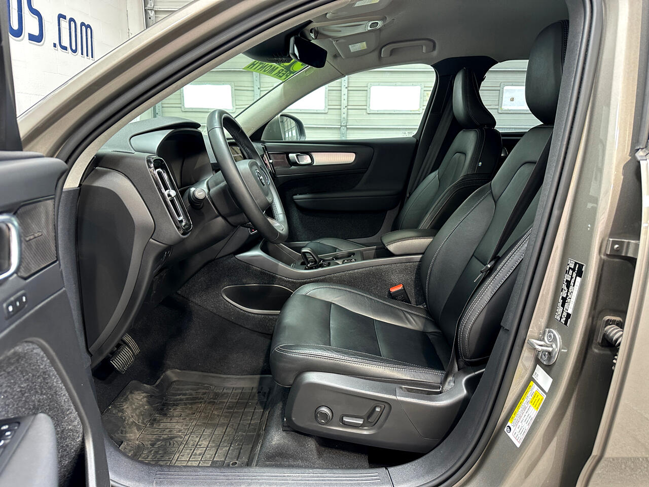 2022 Volvo XC40 Momentum photo 9
