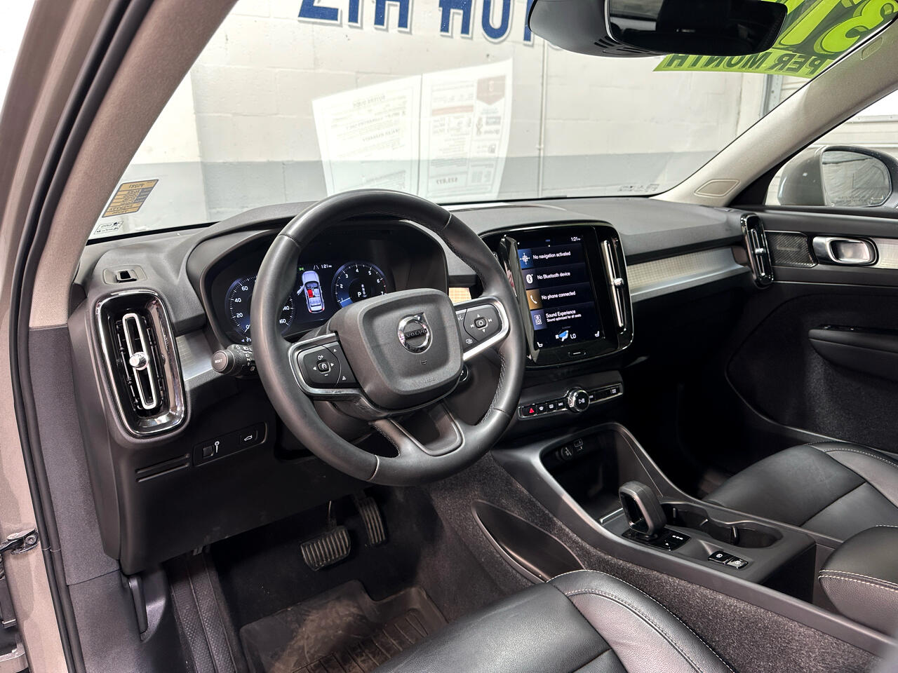 2022 Volvo XC40 Momentum photo 10