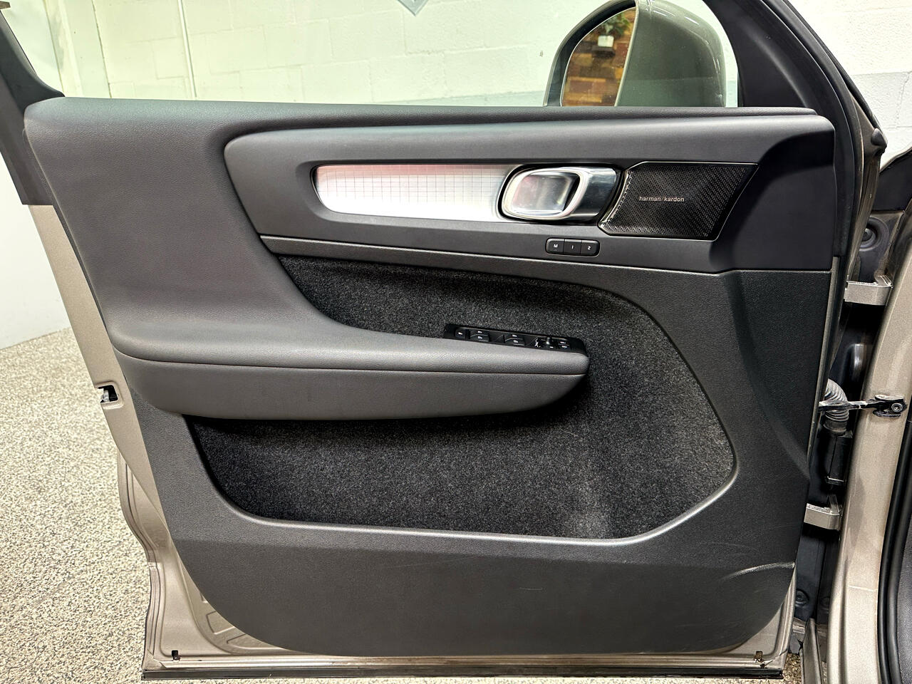 2022 Volvo XC40 Momentum photo 11