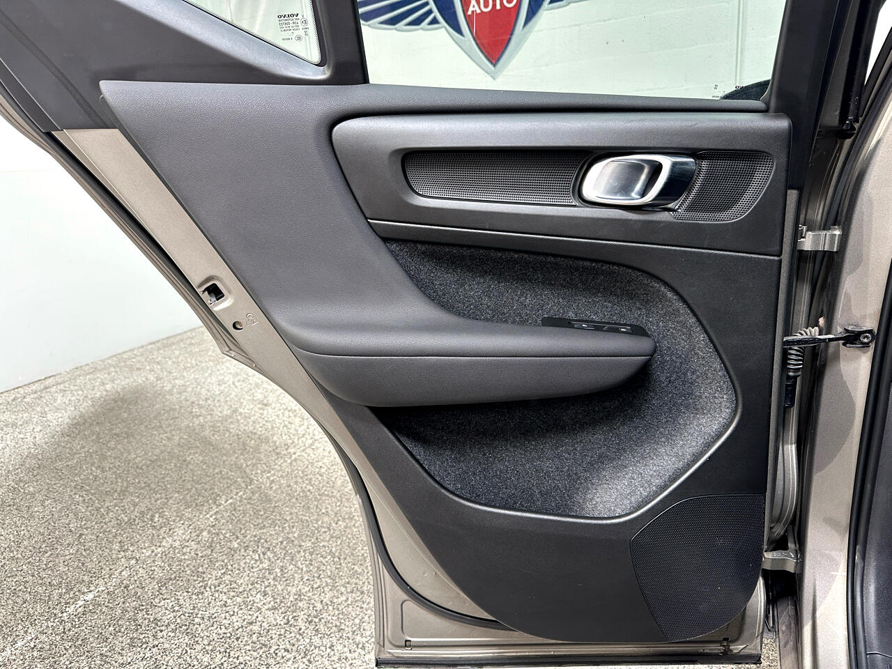 2022 Volvo XC40 Momentum photo 16