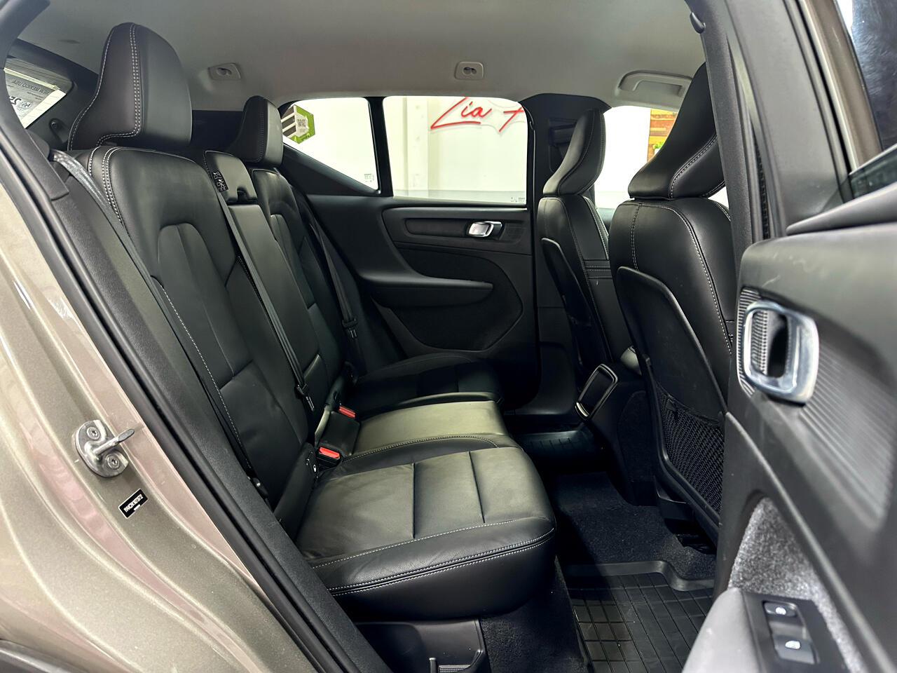 2022 Volvo XC40 Momentum photo 18