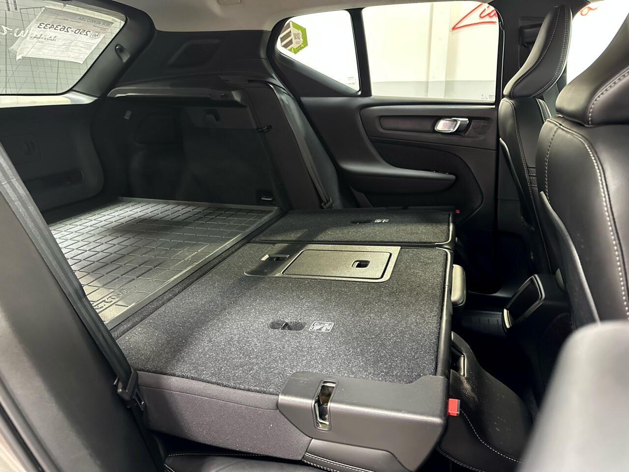 2022 Volvo XC40 Momentum photo 19