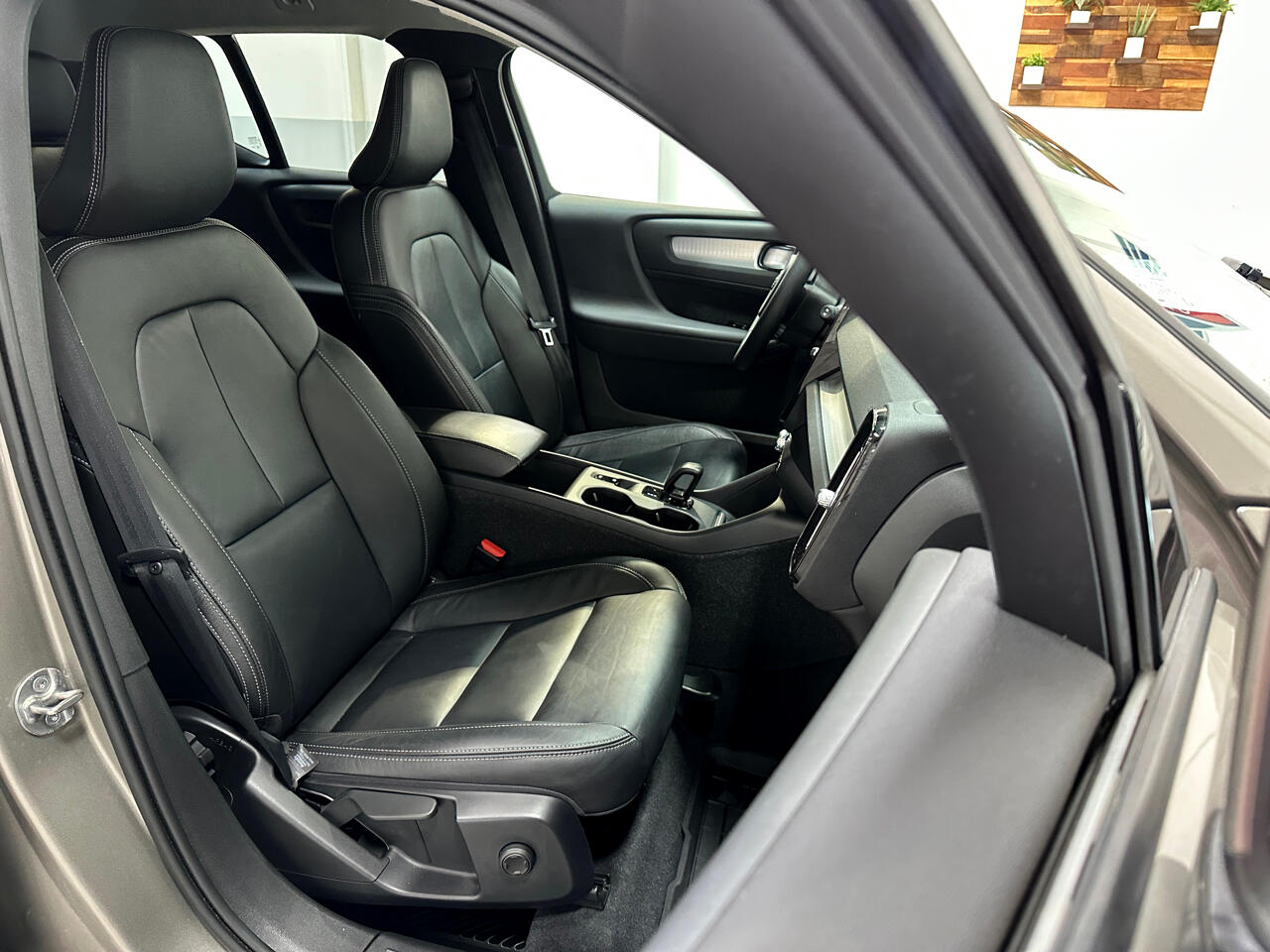 2022 Volvo XC40 Momentum photo 21