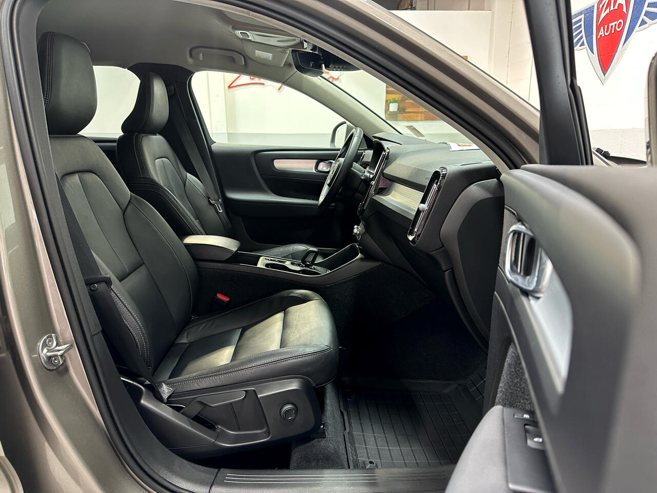 2022 Volvo XC40 Momentum photo 22