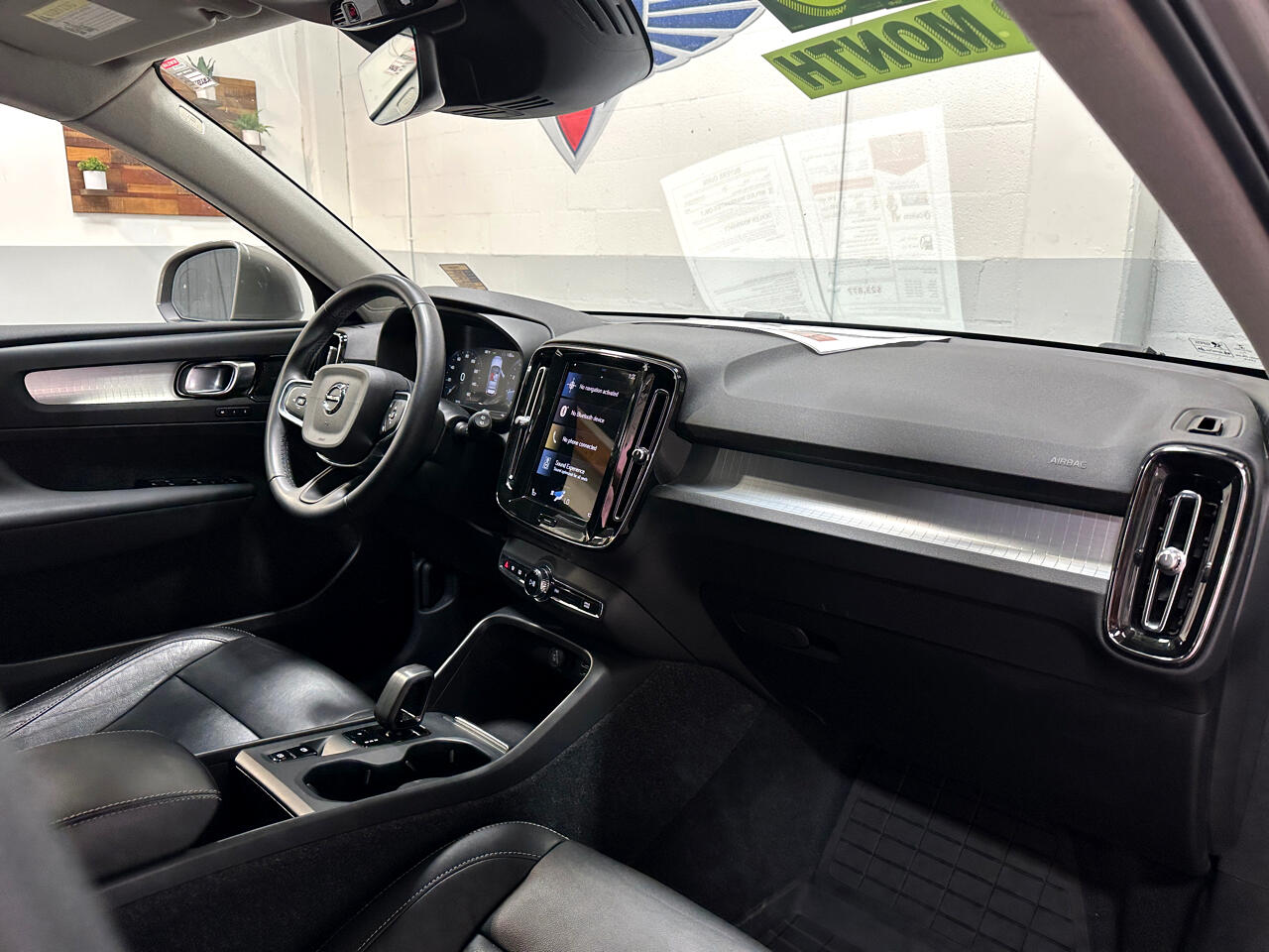 2022 Volvo XC40 Momentum photo 23