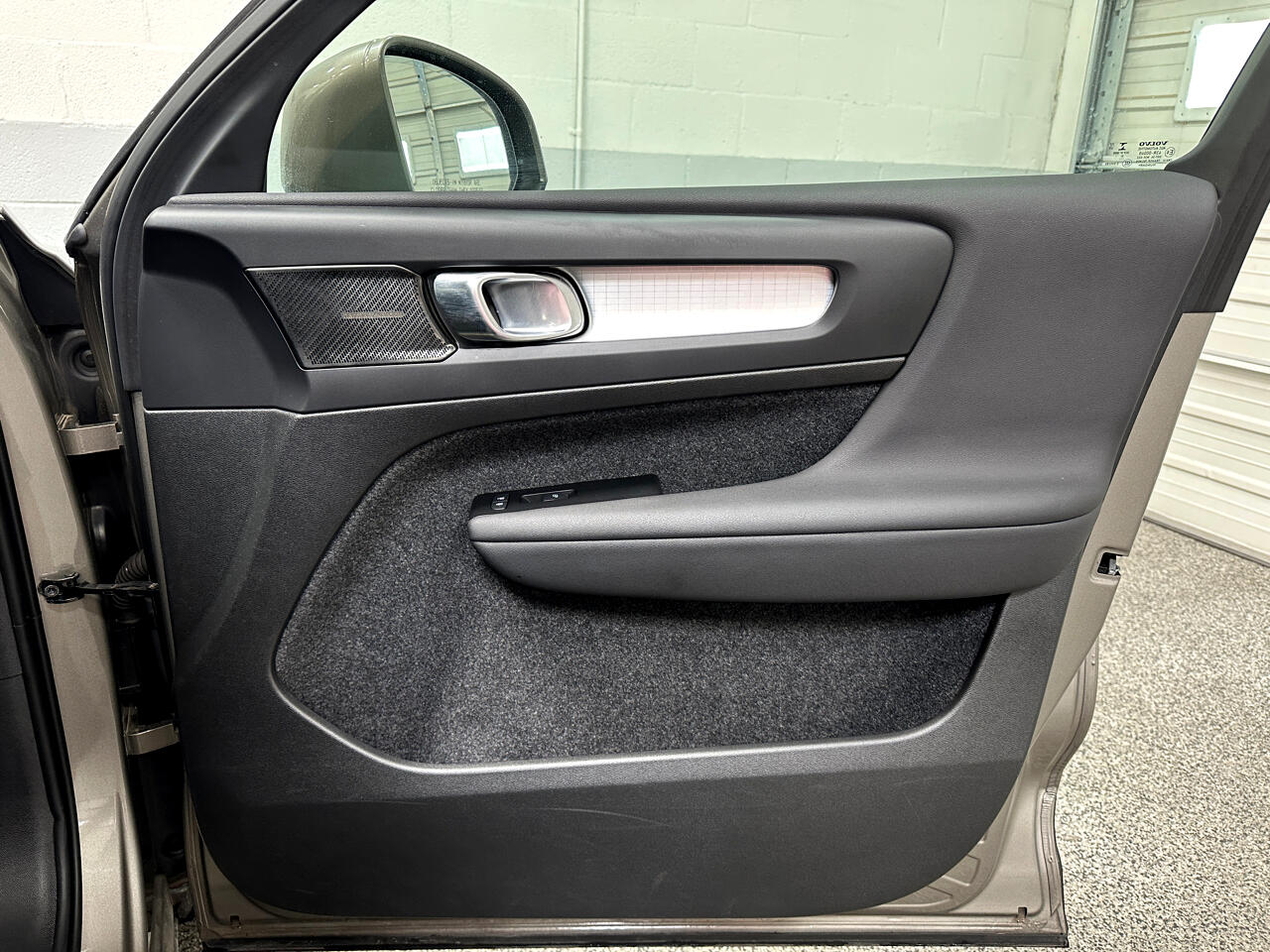 2022 Volvo XC40 Momentum photo 24