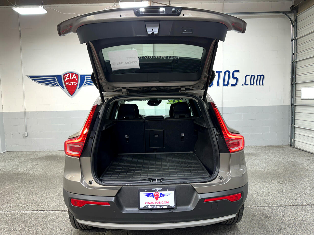 2022 Volvo XC40 Momentum photo 25