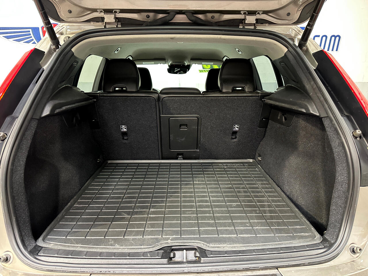 2022 Volvo XC40 Momentum photo 26