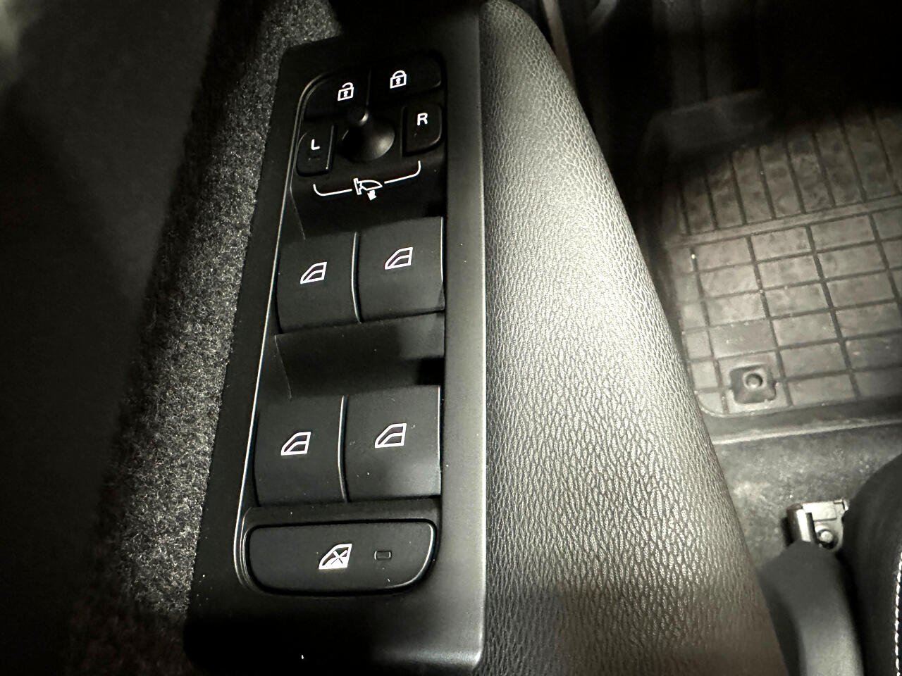 2022 Volvo XC40 Momentum photo 29