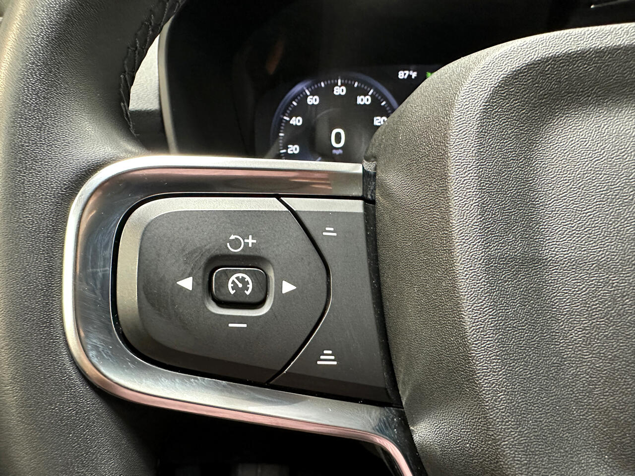 2022 Volvo XC40 Momentum photo 31