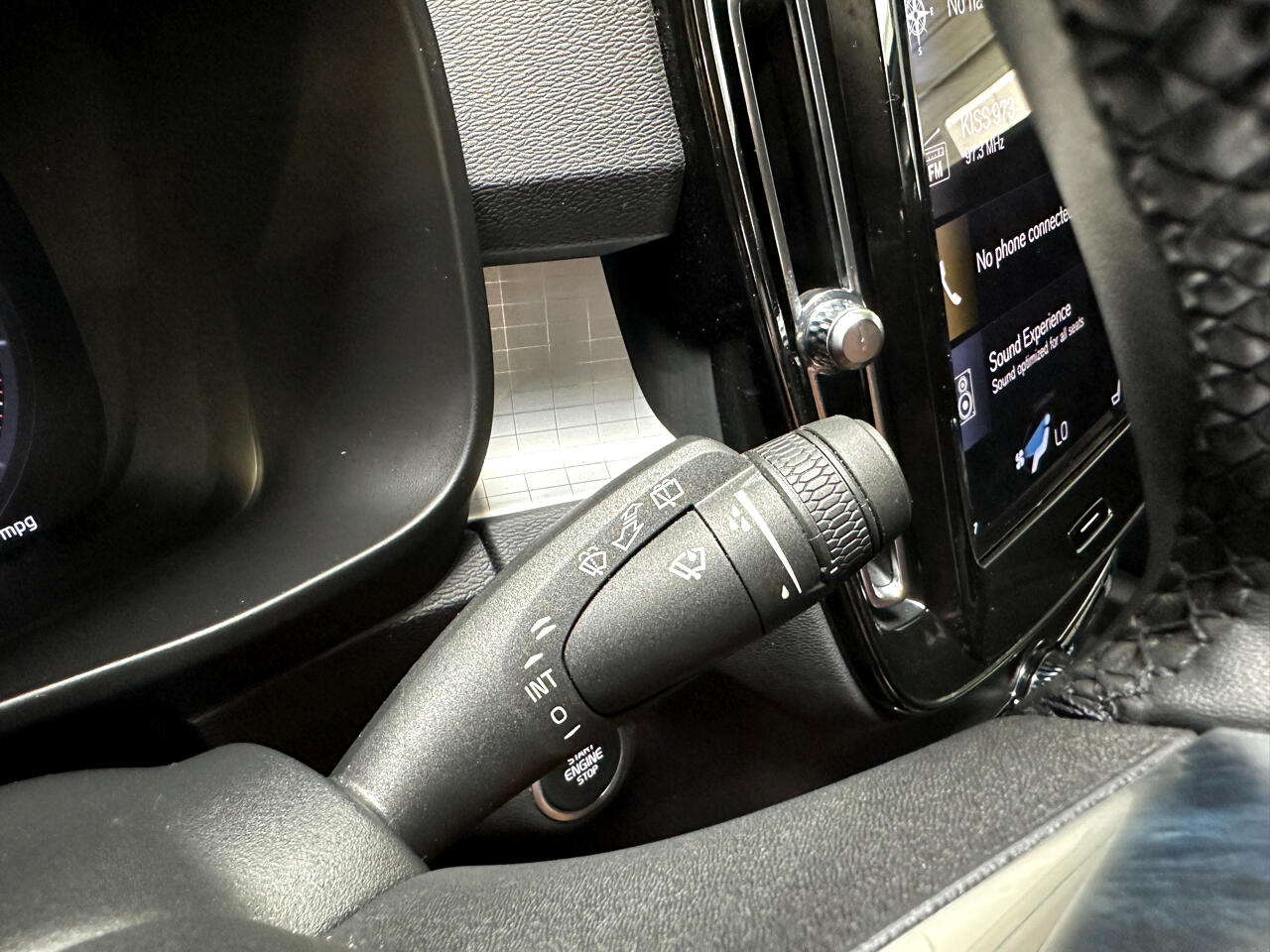 2022 Volvo XC40 Momentum photo 34