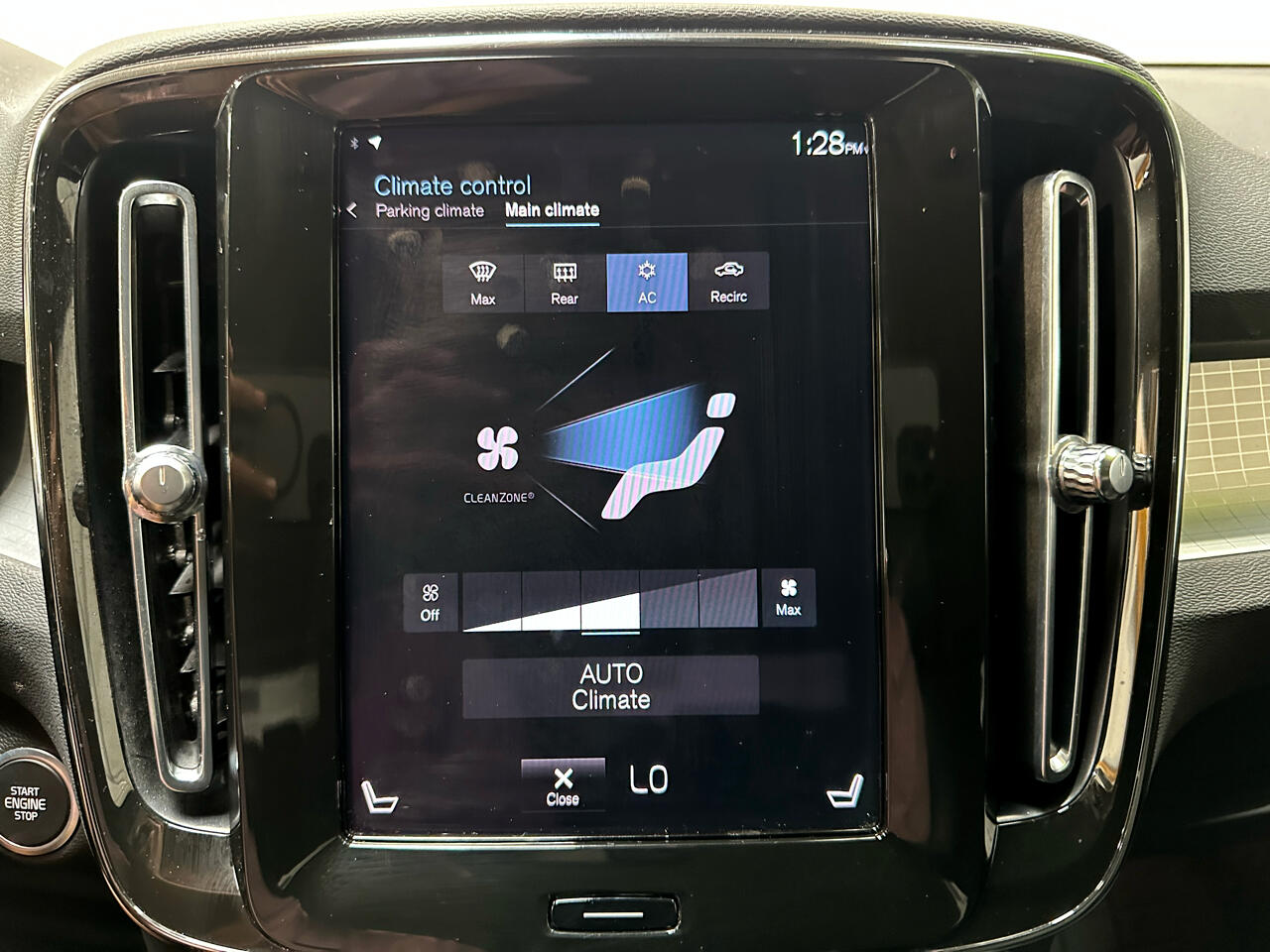 2022 Volvo XC40 Momentum photo 45