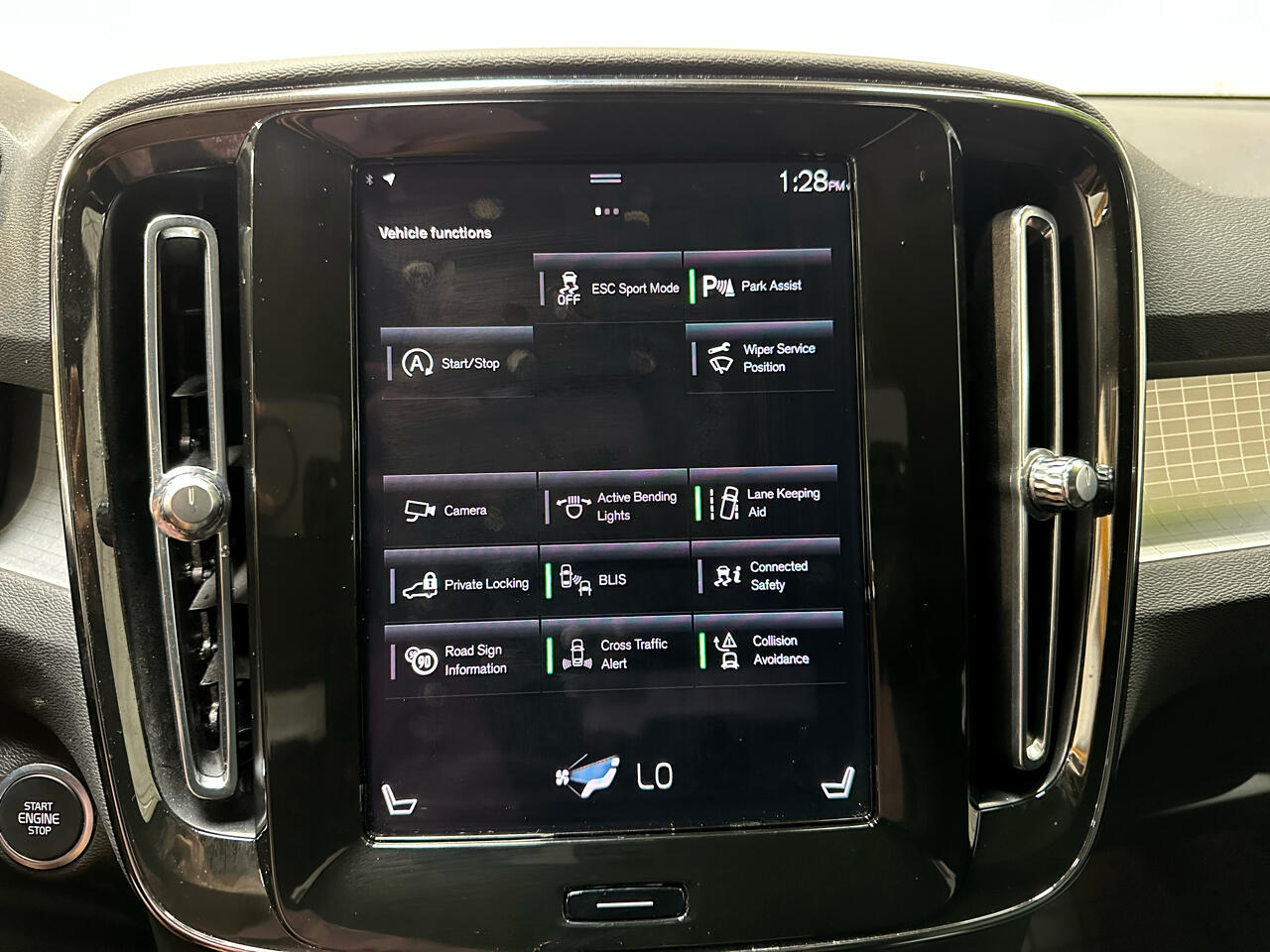 2022 Volvo XC40 Momentum photo 49