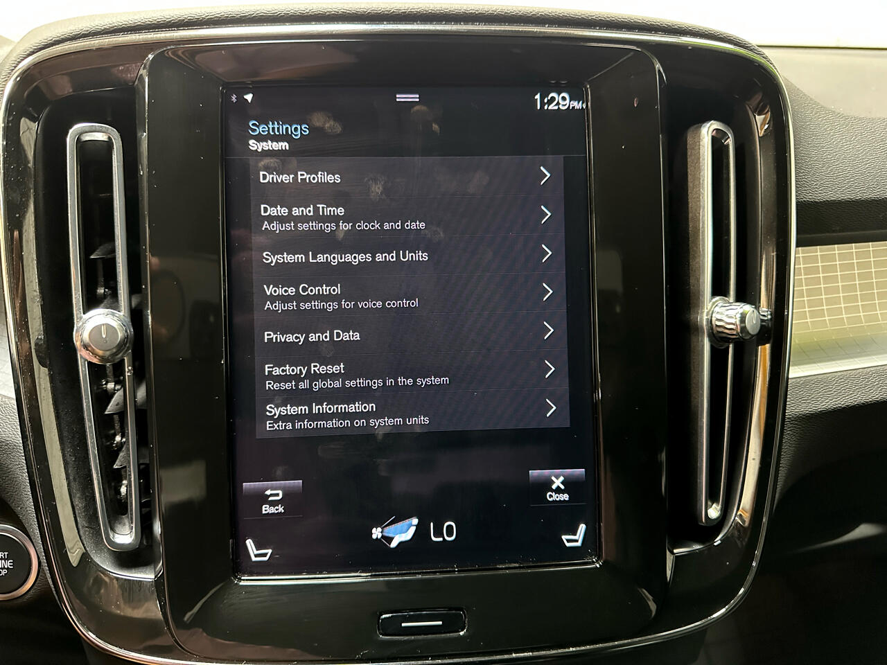 2022 Volvo XC40 Momentum photo 50