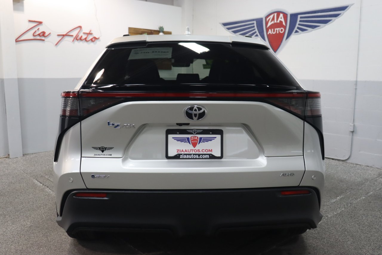 2024 Toyota bZ4X XLE photo 4