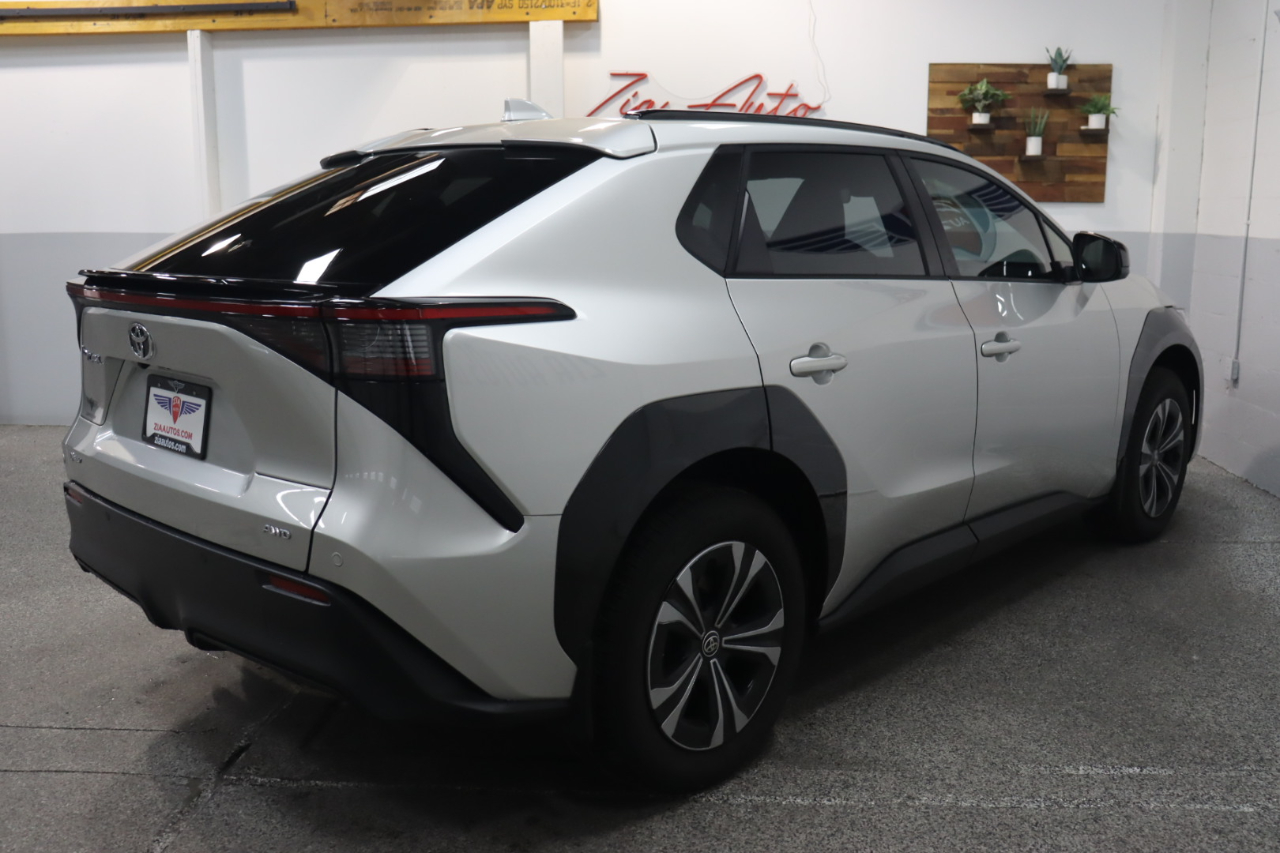 2024 Toyota bZ4X XLE photo 5