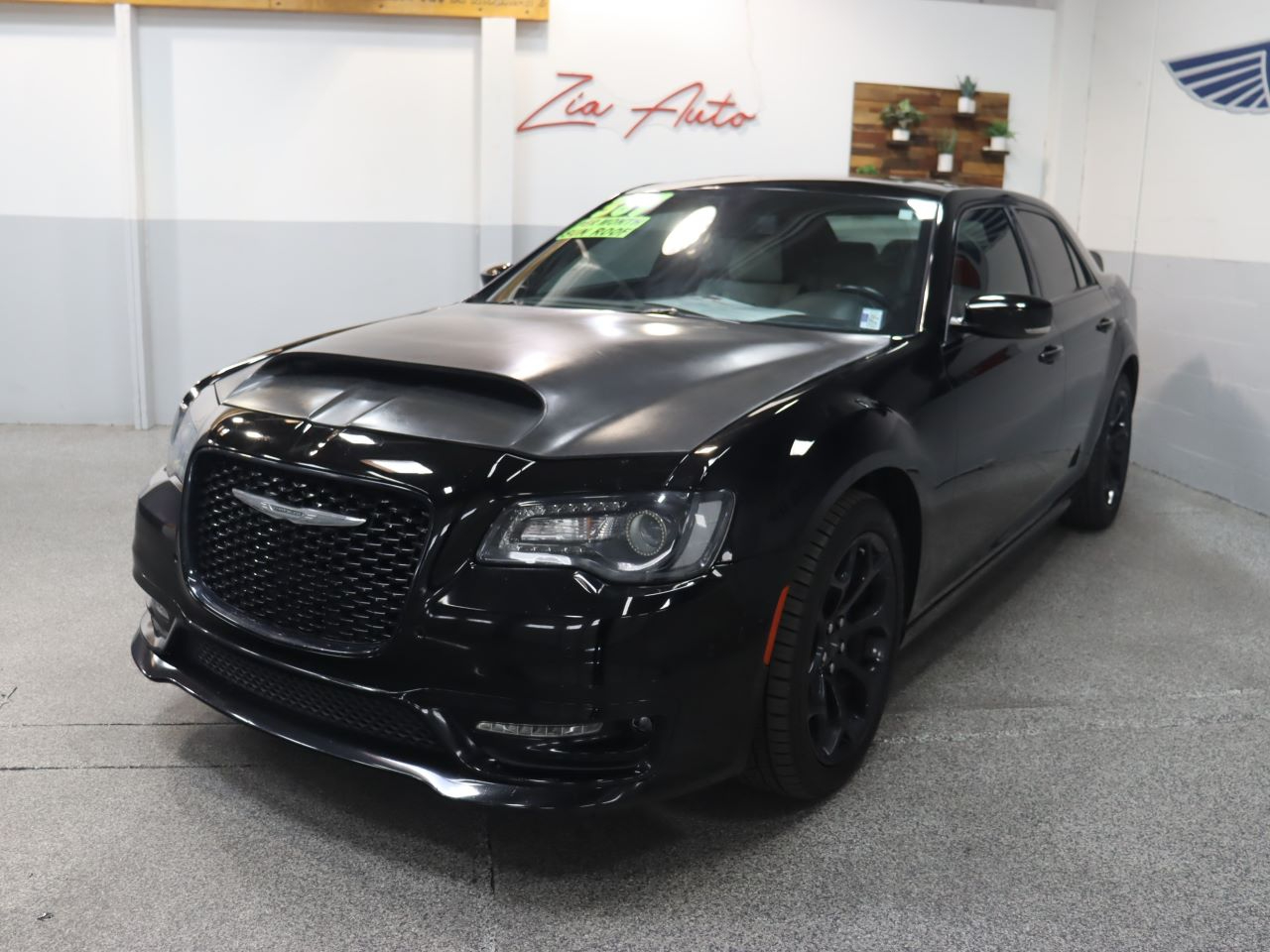 2019 Chrysler 300 4d Sedan RWD S V8