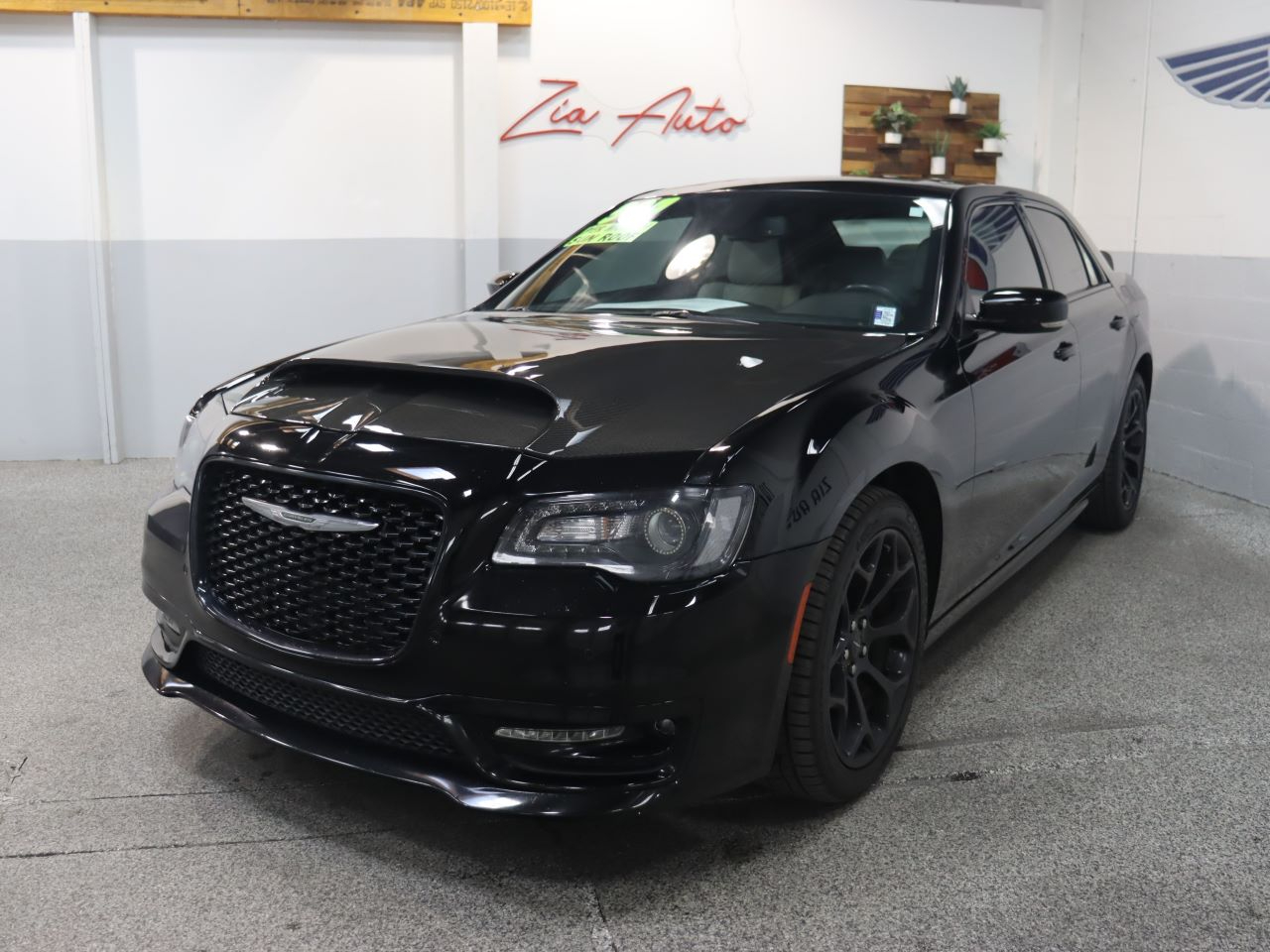2019 Chrysler 300 4d Sedan RWD S V8