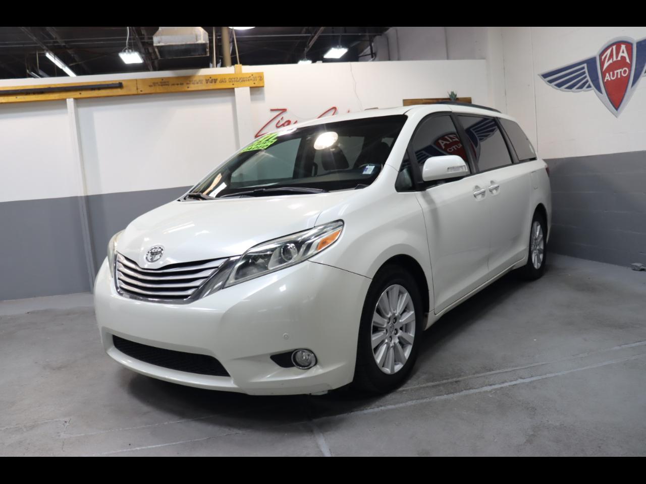 2017 Toyota Sienna Limited V6 7-Passenger's photo