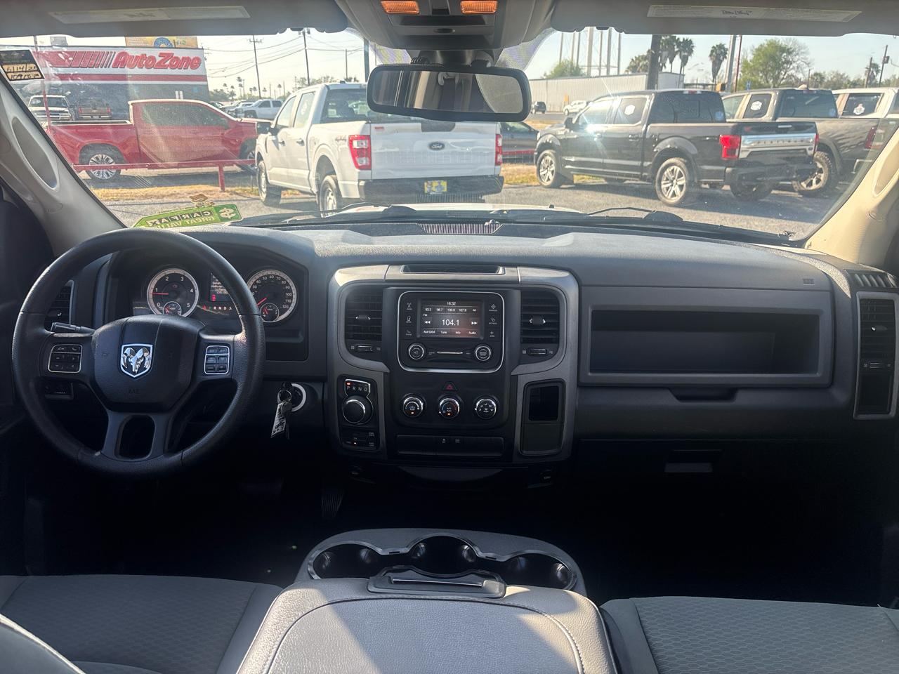 RAM 1500 4WD Crew Cab 140.5" Tradesman 2015