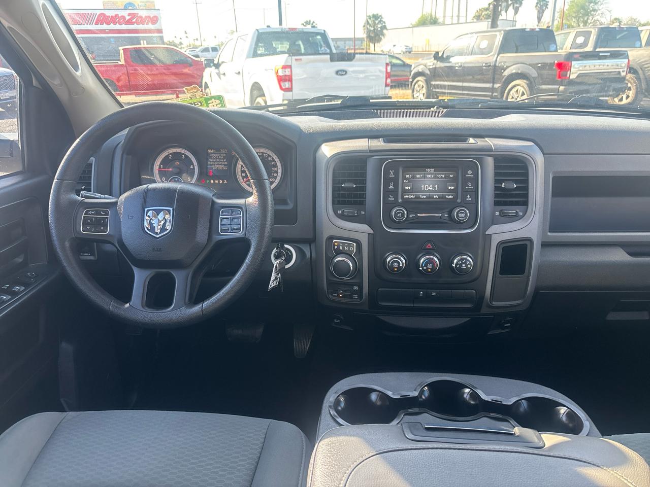 RAM 1500 4WD Crew Cab 140.5" Tradesman 2015