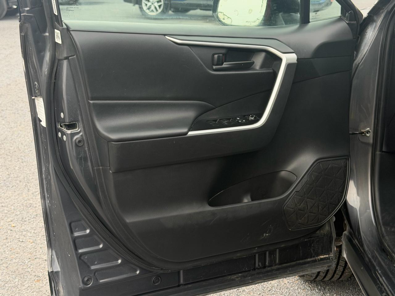Toyota RAV4 LE FWD (Natl) 2021