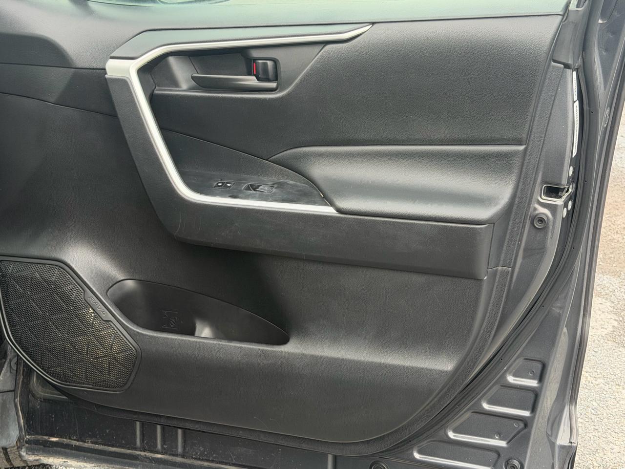 Toyota RAV4 LE FWD (Natl) 2021