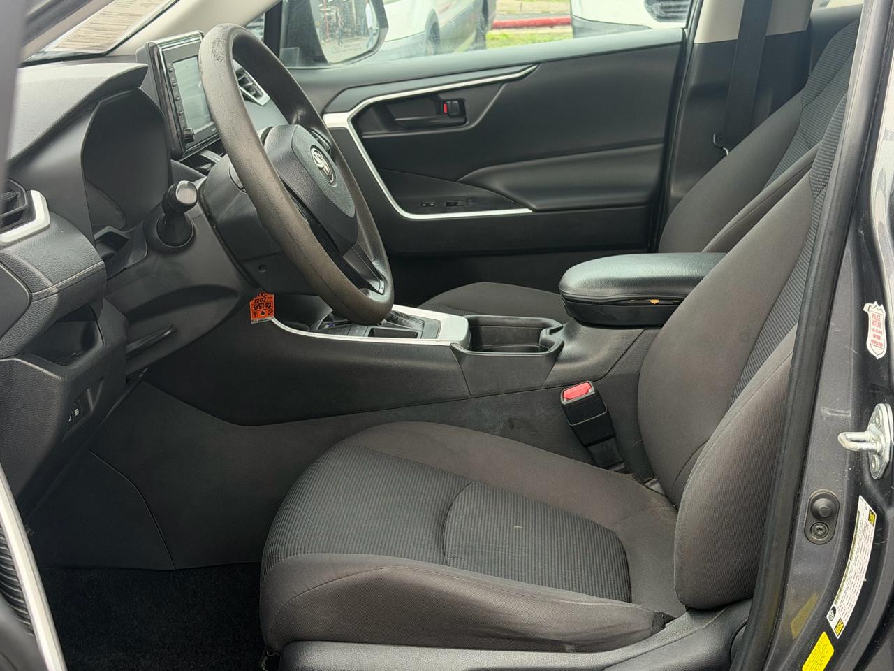 Toyota RAV4 LE FWD (Natl) 2021