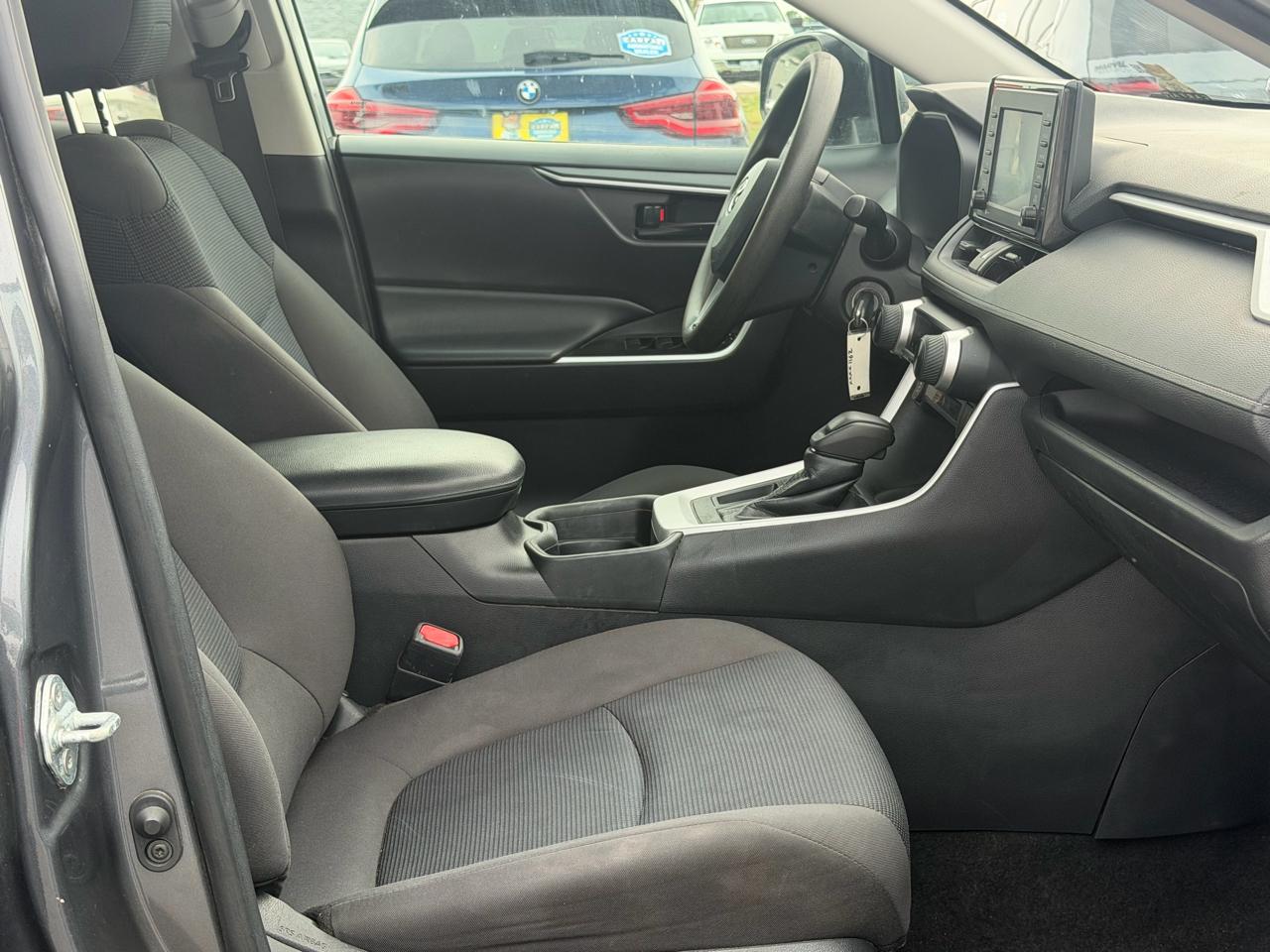 Toyota RAV4 LE FWD (Natl) 2021