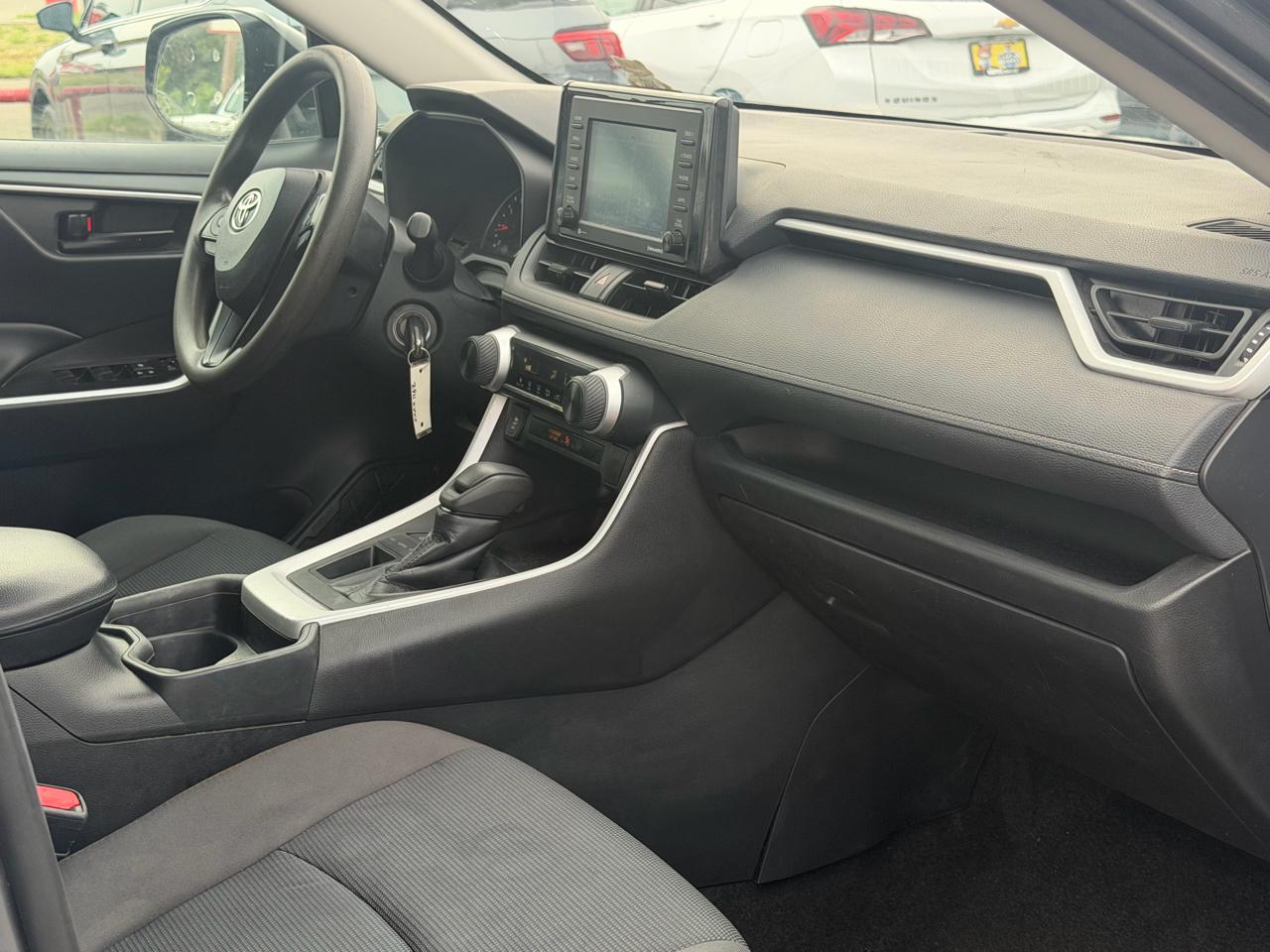 Toyota RAV4 LE FWD (Natl) 2021