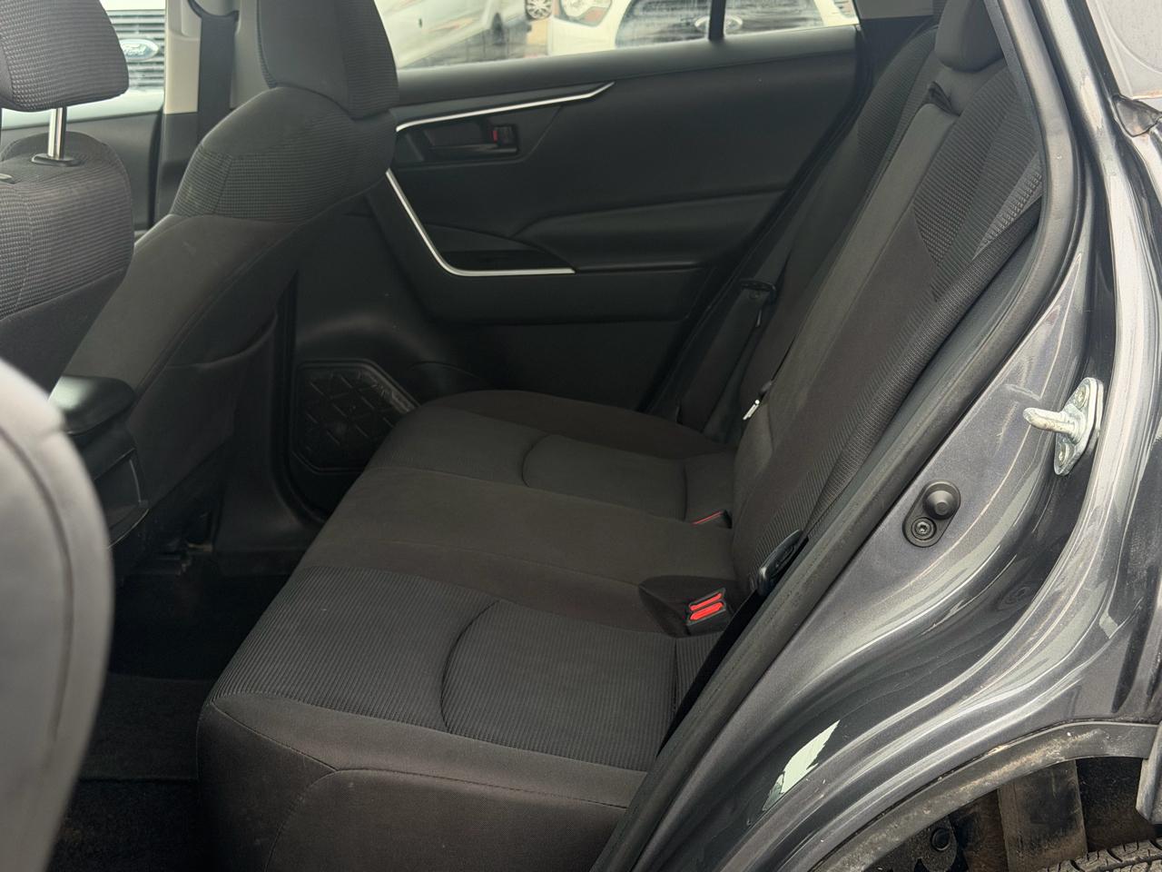 Toyota RAV4 LE FWD (Natl) 2021