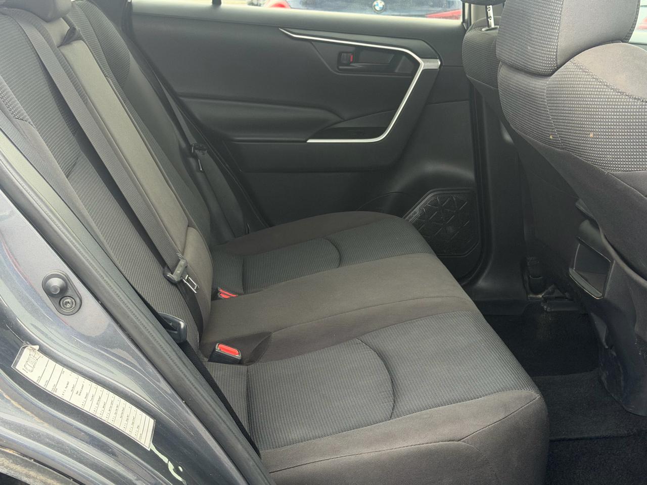 Toyota RAV4 LE FWD (Natl) 2021