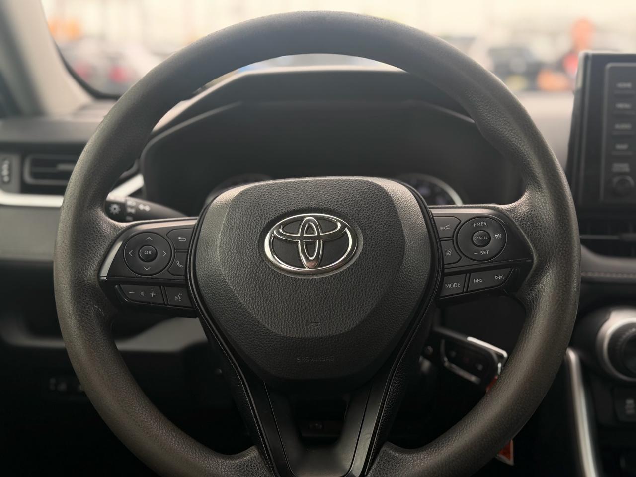Toyota RAV4 LE FWD (Natl) 2021