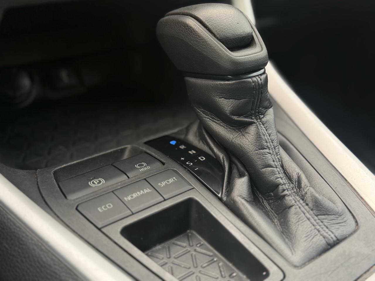Toyota RAV4 LE FWD (Natl) 2021