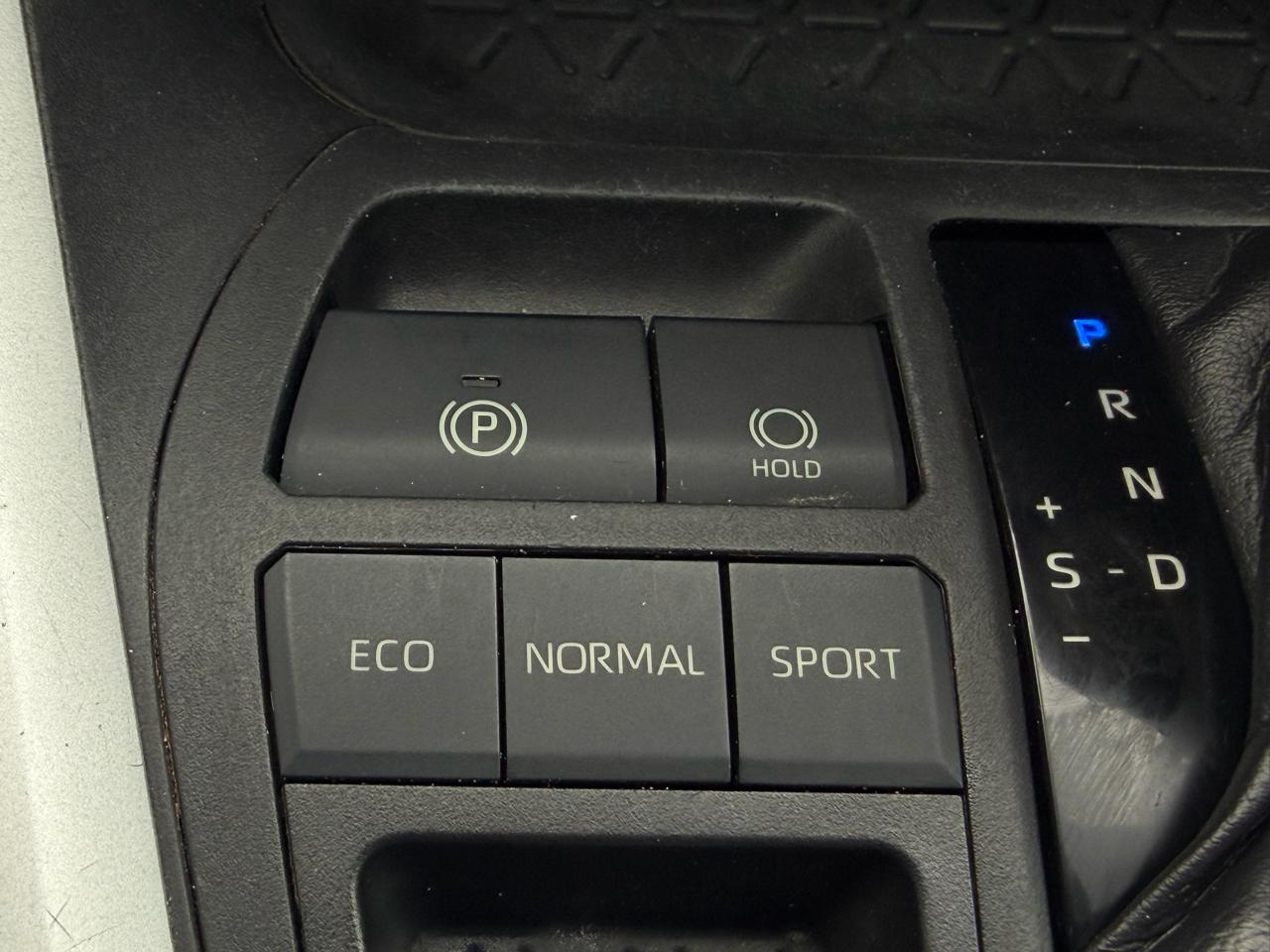Toyota RAV4 LE FWD (Natl) 2021