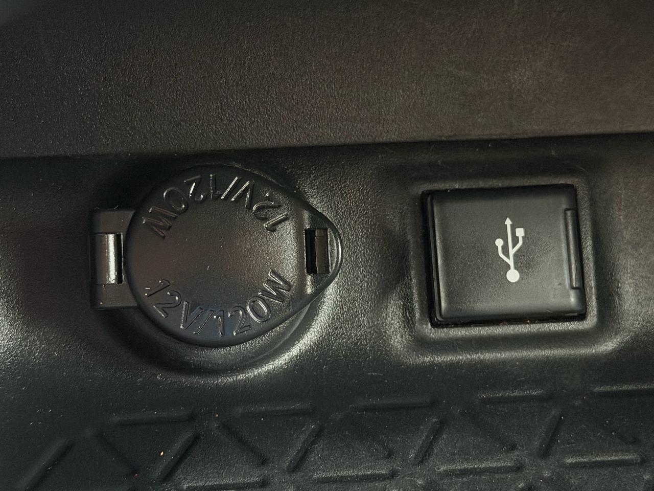 Toyota RAV4 LE FWD (Natl) 2021