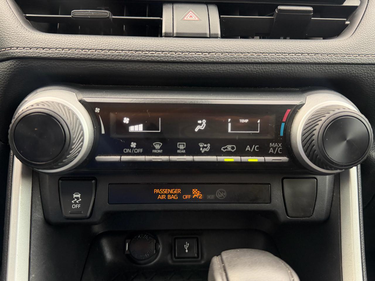 Toyota RAV4 LE FWD (Natl) 2021
